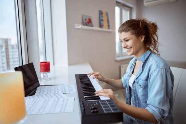 Quelles astuces pour composer une mélodie accrocheuse au piano sans formation musicale ?